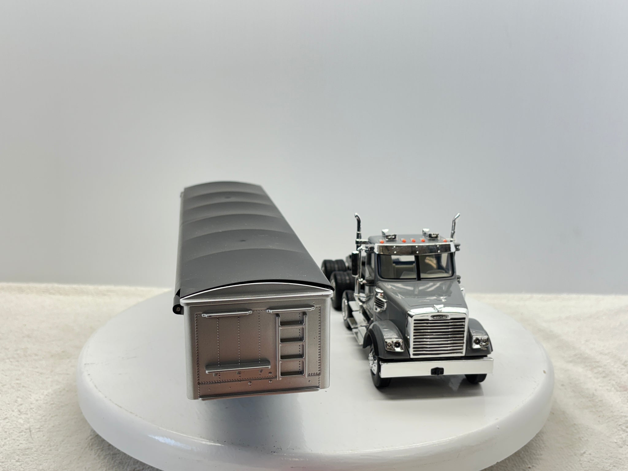 1/32 Freightliner 12250