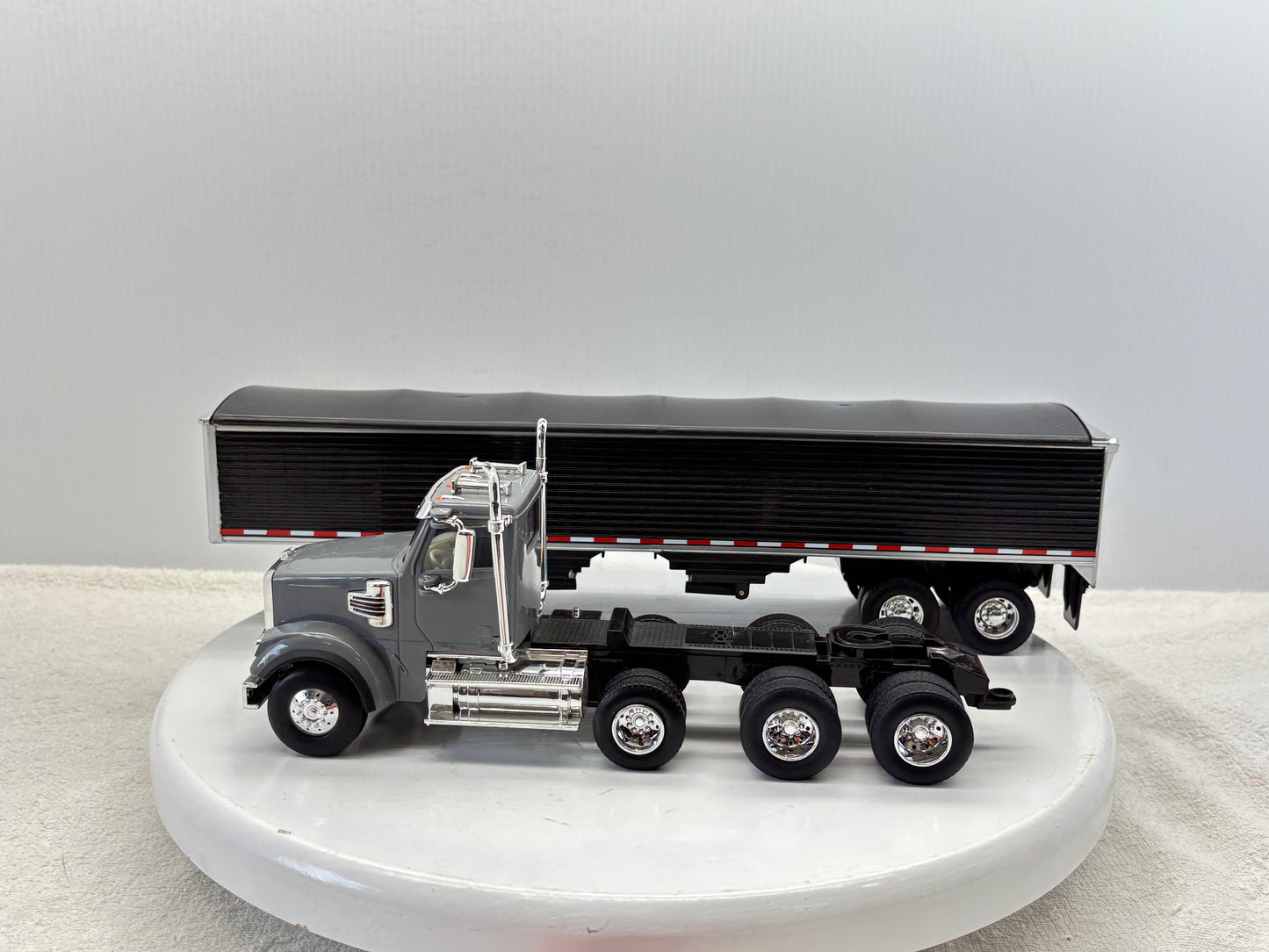 1/32 Freightliner 12250