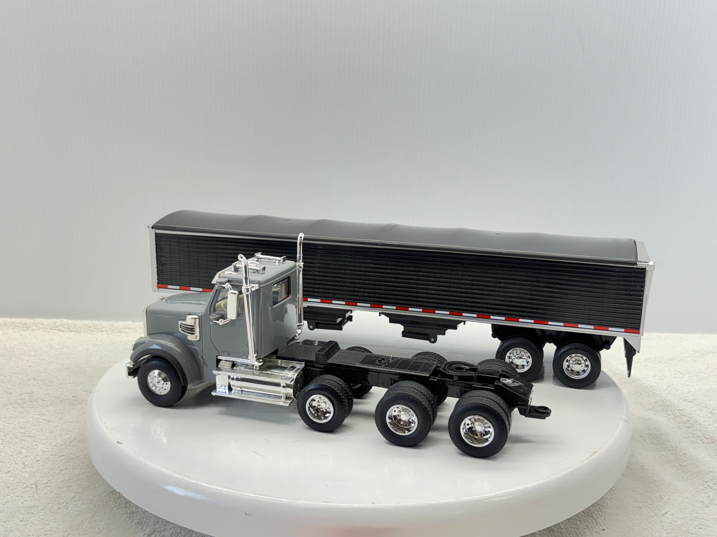 1/32 Freightliner 12250