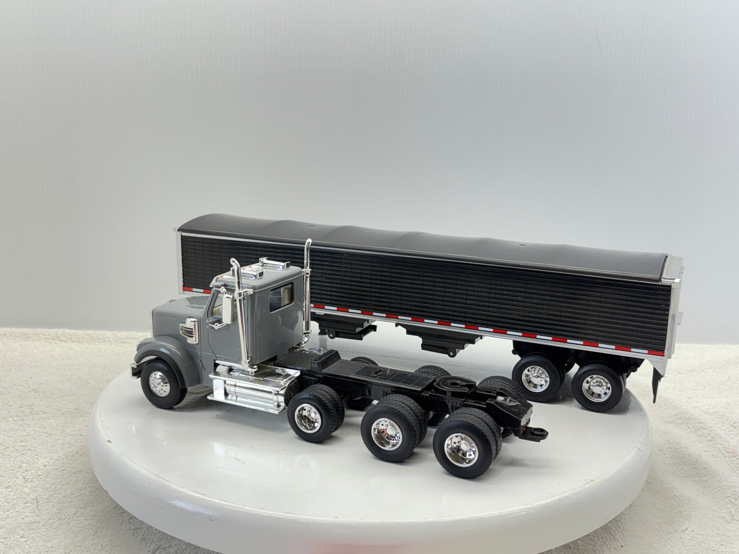 1/32 Freightliner 12250
