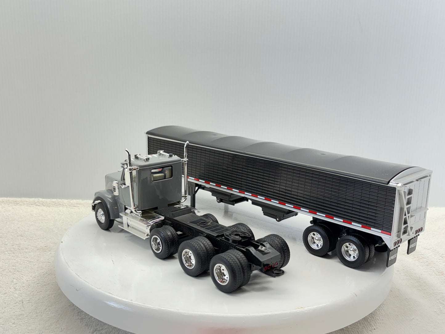 1/32 Freightliner 12250