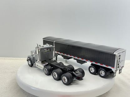 1/32 Freightliner 12250