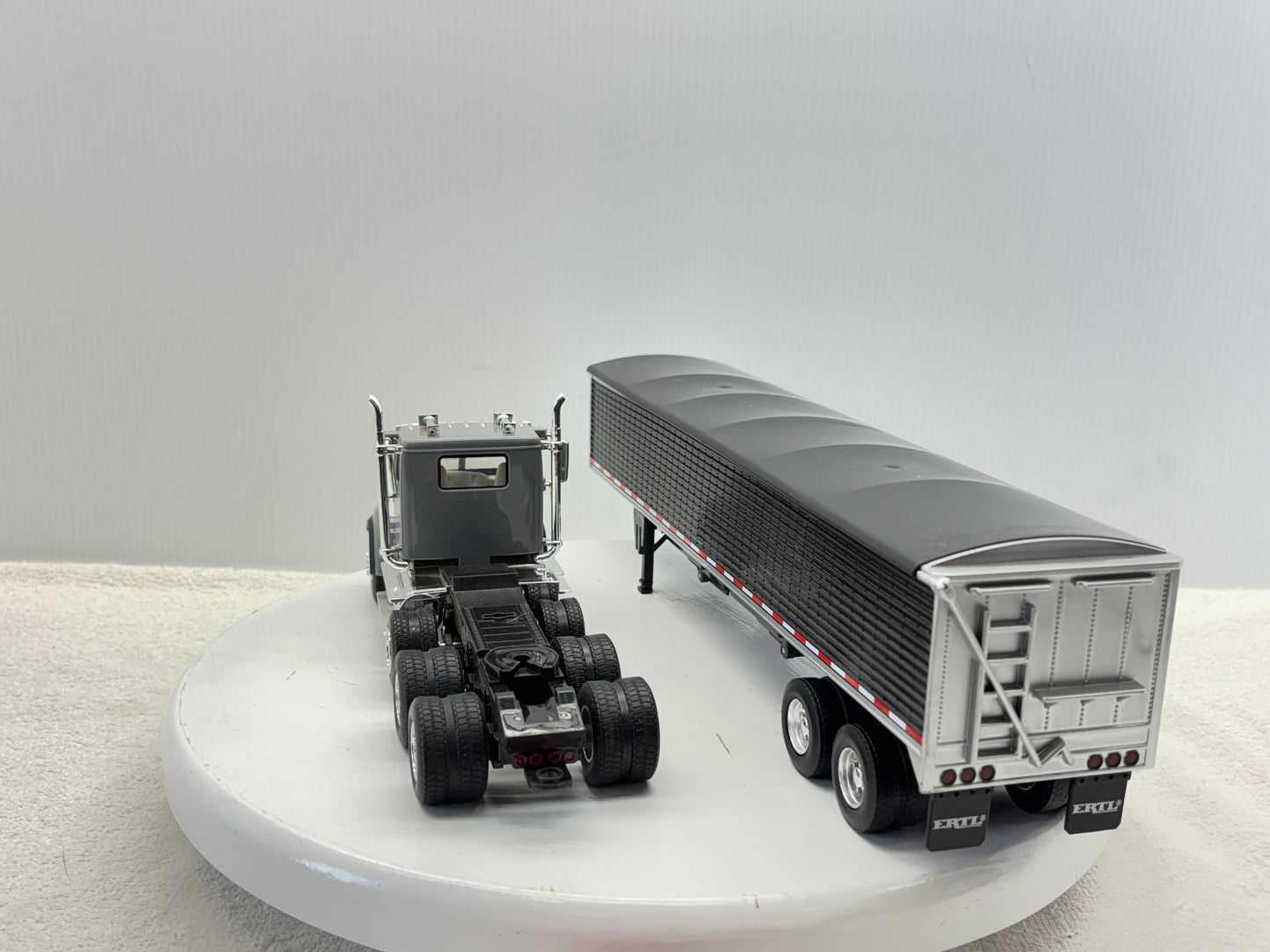 1/32 Freightliner 12250
