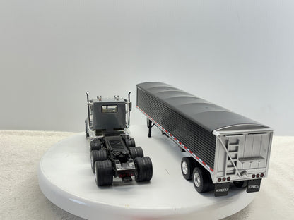 1/32 Freightliner 12250