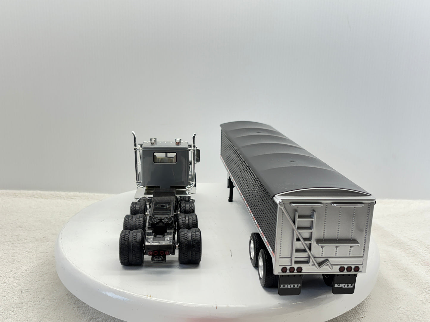 1/32 Freightliner 12250