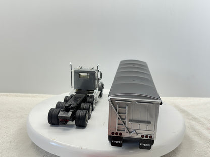 1/32 Freightliner 12250