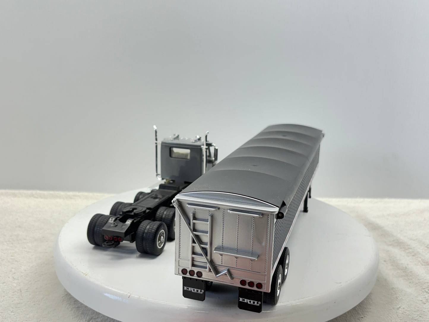 1/32 Freightliner 12250