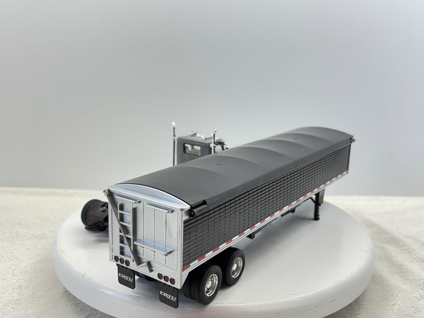 1/32 Freightliner 12250