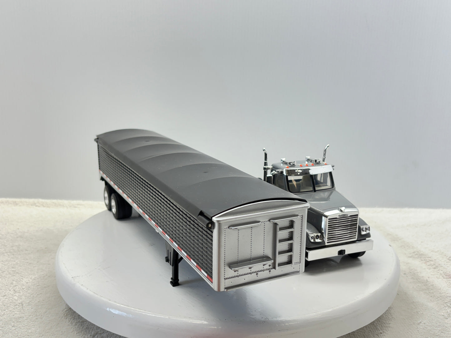 1/32 Freightliner 12250
