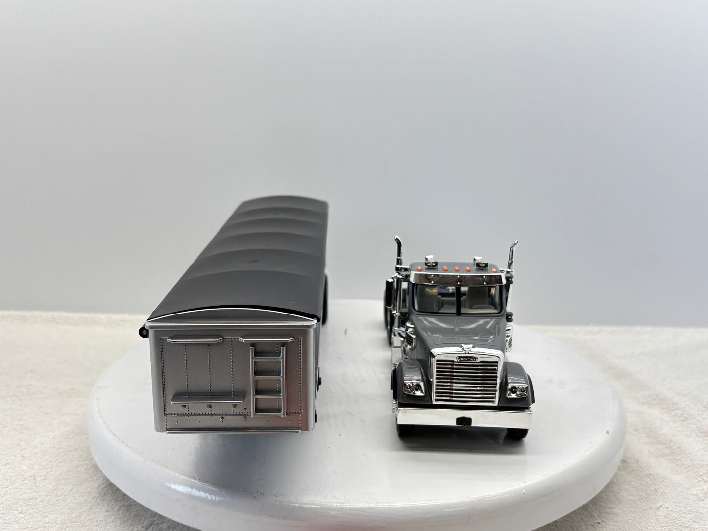 1/32 Freightliner 12250