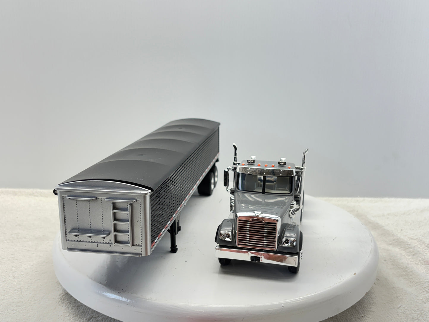1/32 Freightliner 12250