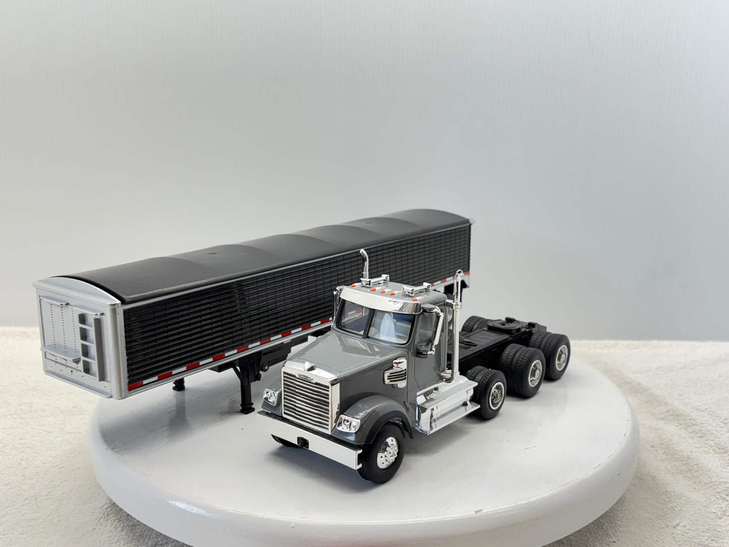 1/32 Freightliner 12250