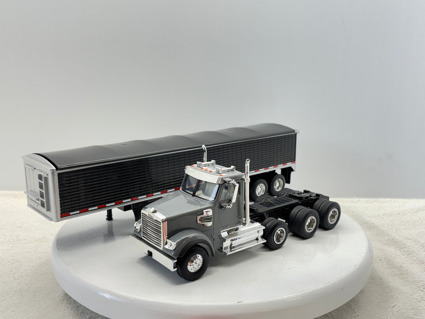 1/32 Freightliner 12250