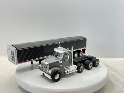 1/32 Freightliner 12250