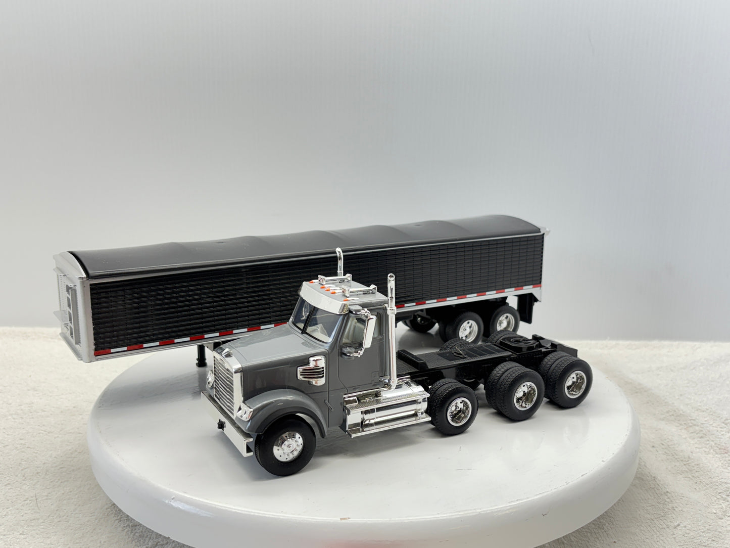 1/32 Freightliner 12250