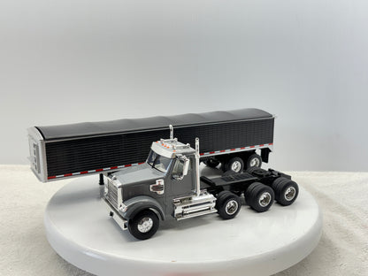 1/32 Freightliner 12250