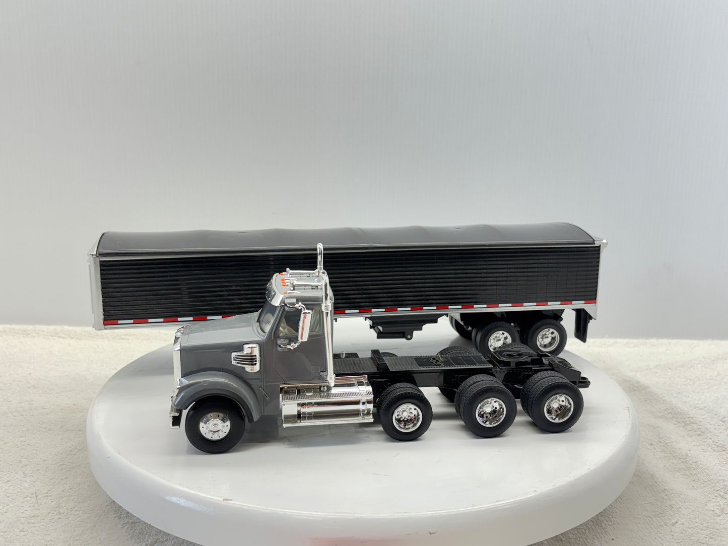 1/32 Freightliner 12250