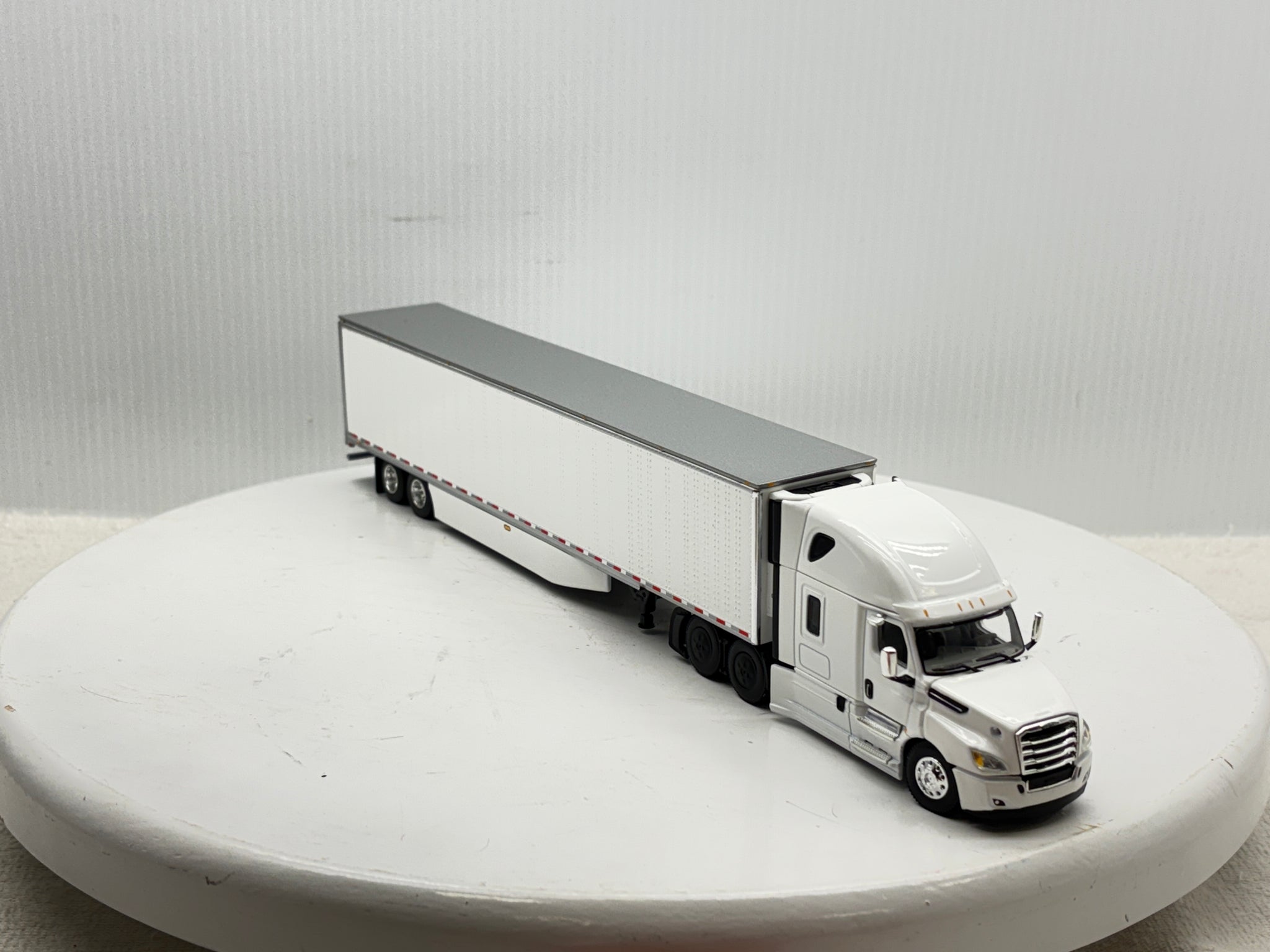 1/64 Freightliner Cascadia High Roof (White)