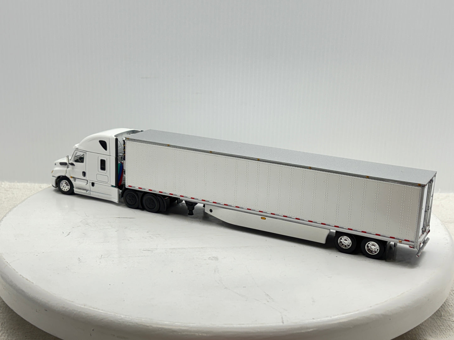 1/64 Freightliner Cascadia High Roof (White)