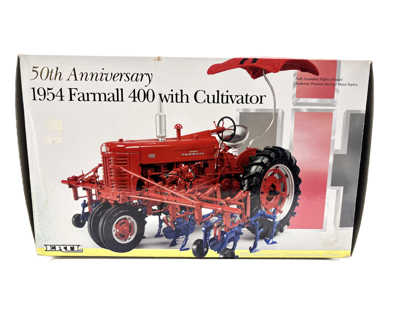 1/16 International Farmall 400 with Cultivator