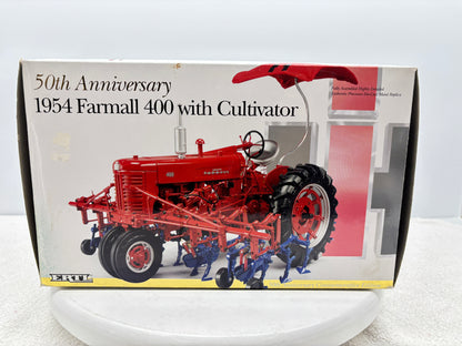 1/16 International Farmall 400 with Cultivator