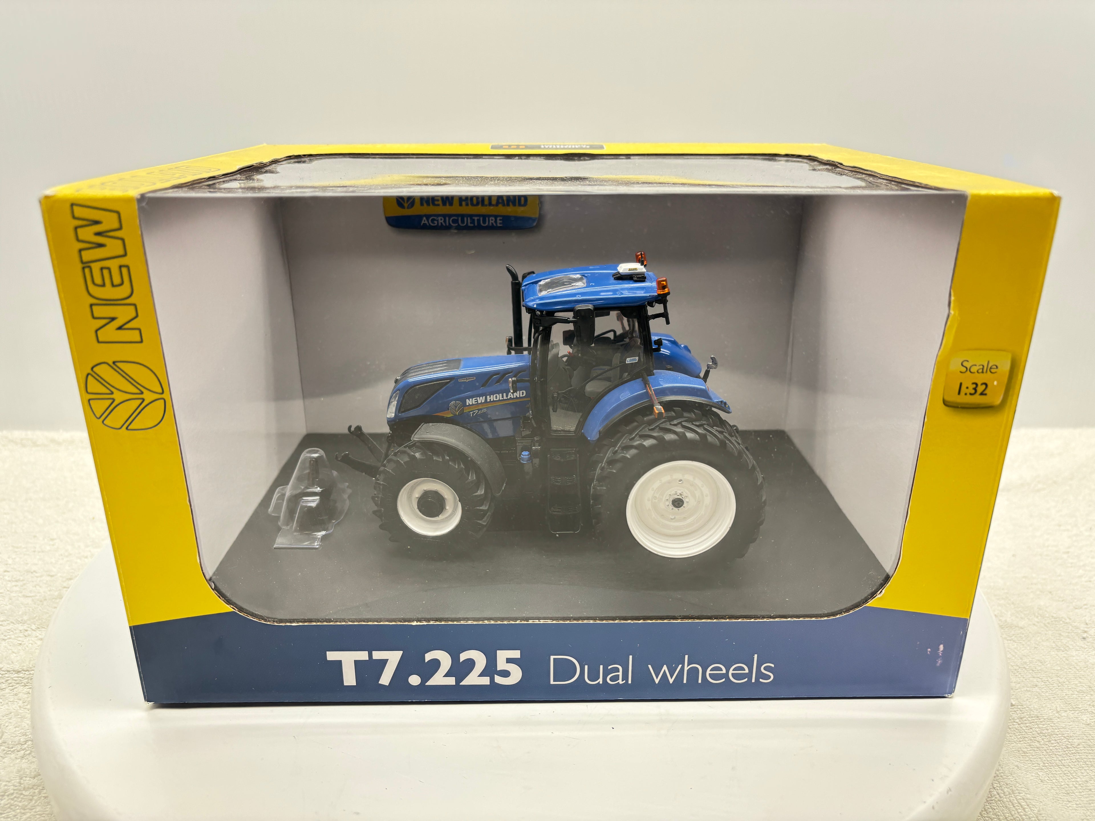 1/32 New Holland T7.225
