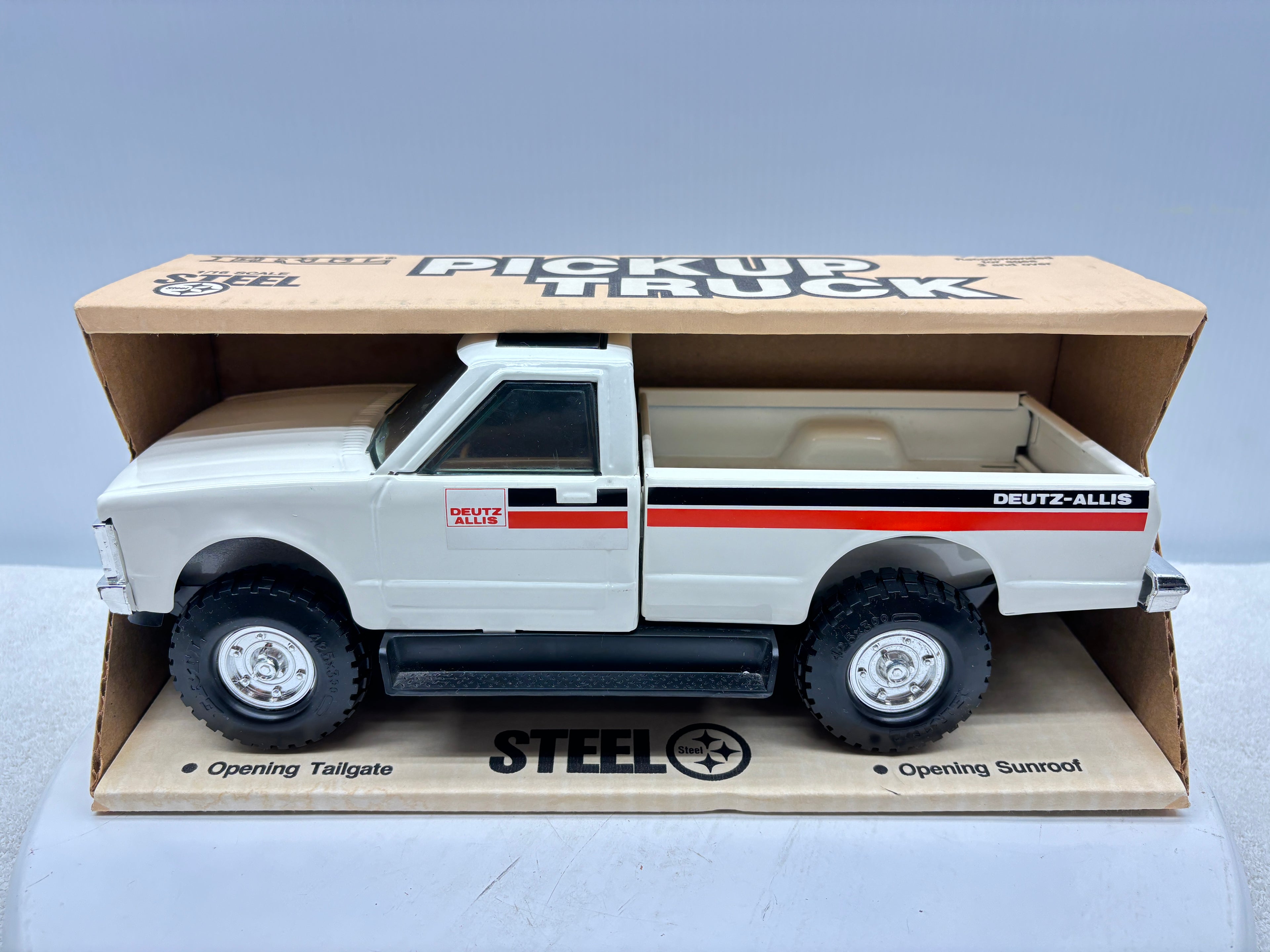 1/16 Deutz-Allis GMC Dealer Truck