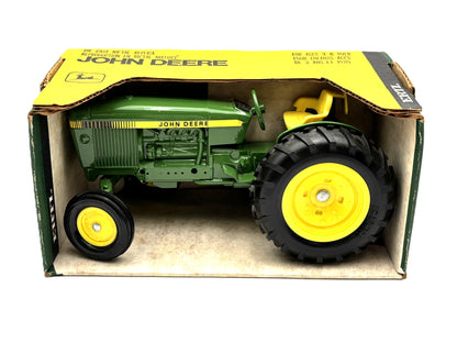 1/16 John Deere 40 Series Utility "Canadian Edition"