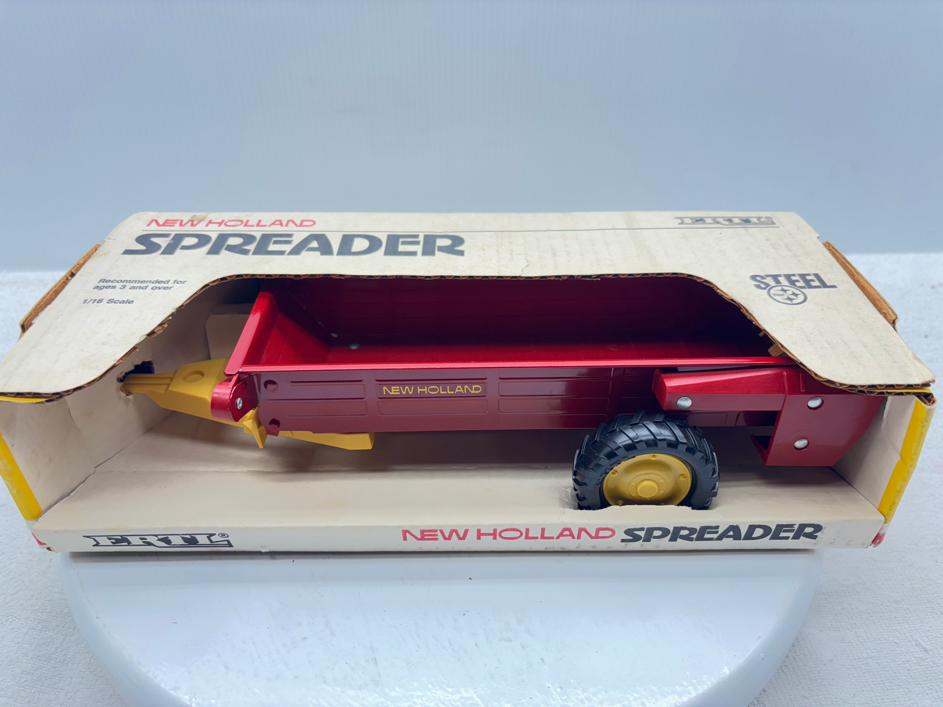 1/16 New Holland Manuve Spreader
