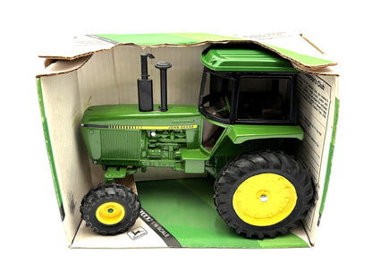 1/16 John Deere Tractor