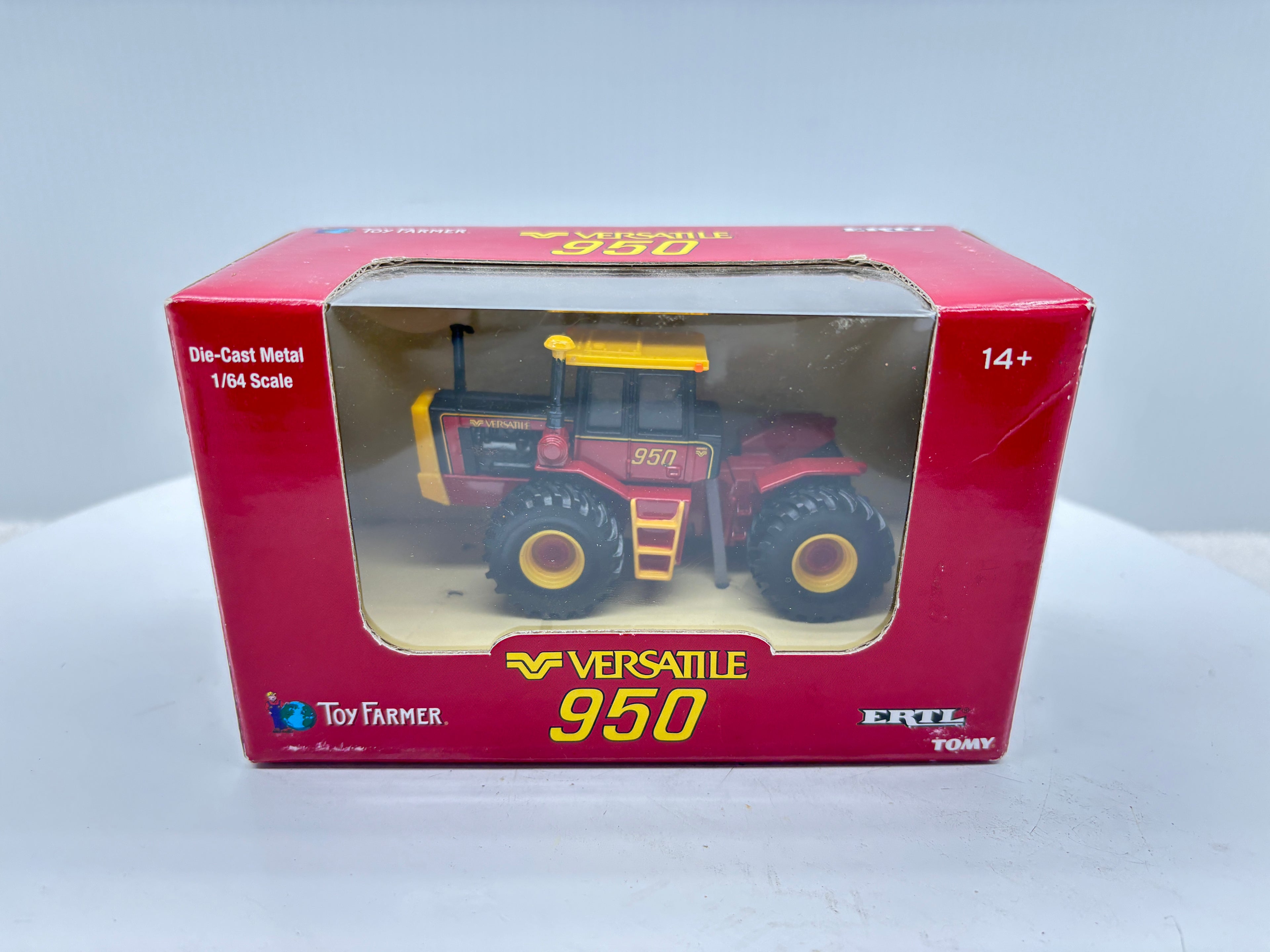 1/64 Versatile 950 Toy Farmer