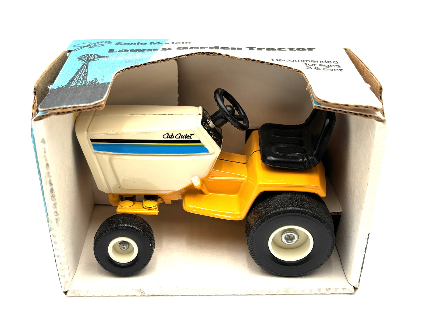 1/16 International Cub Cadet 126 Lawn Tractor
