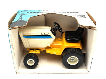 1/16 International Cub Cadet 126 Lawn Tractor