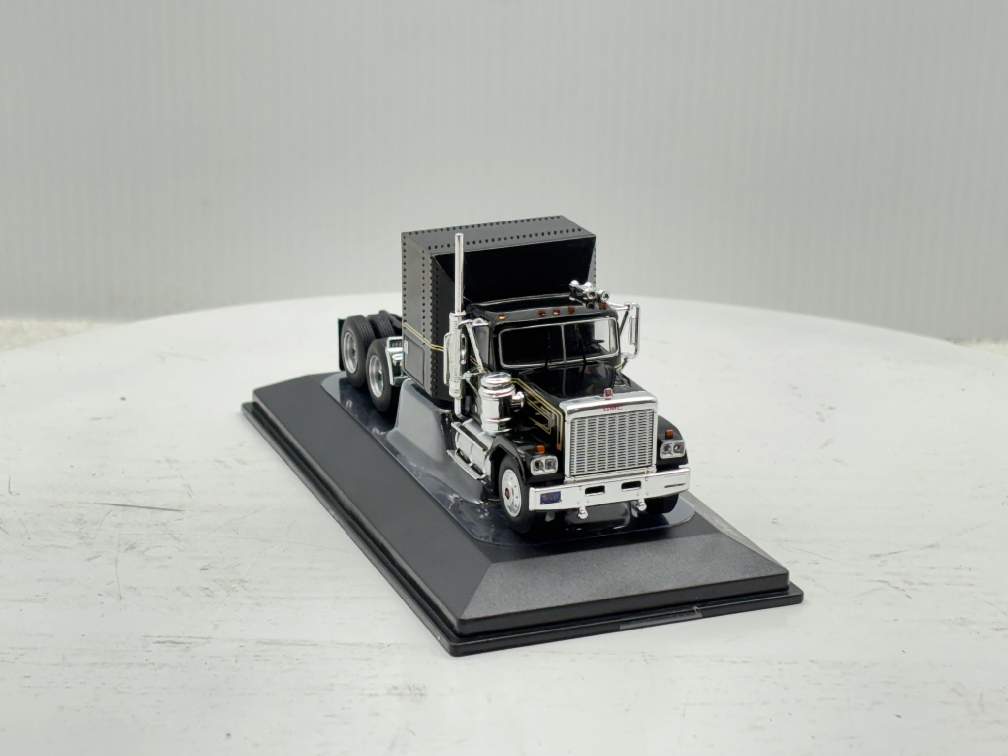 1/64 GMC General Black-Gold