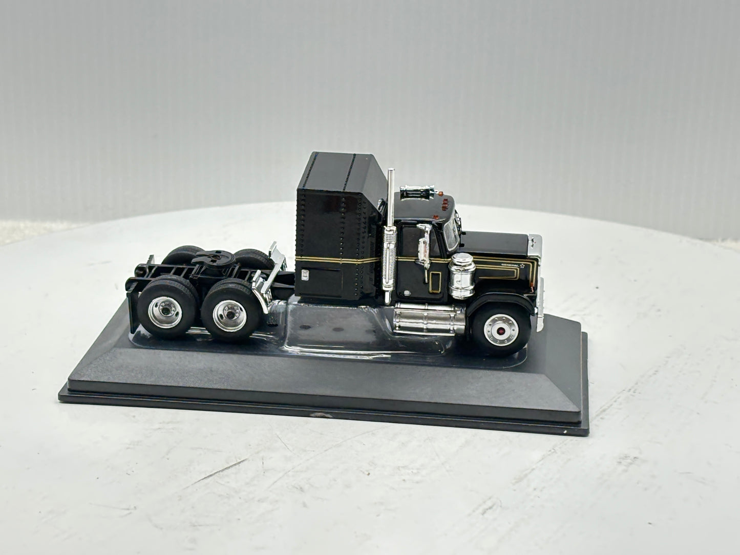 1/64 GMC General Black-Gold