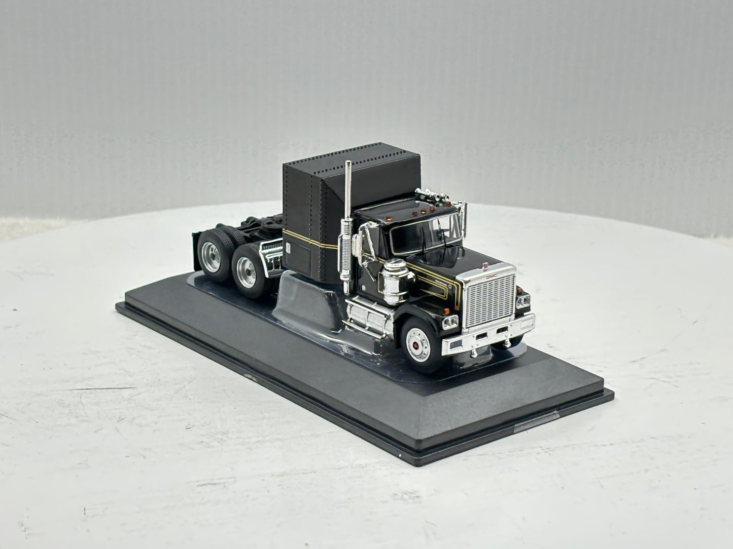 1/64 GMC General Black-Gold