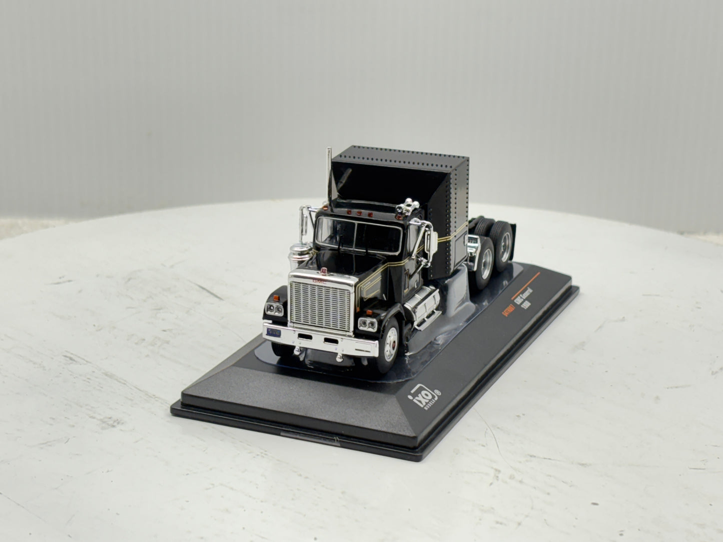 1/64 GMC General Black-Gold