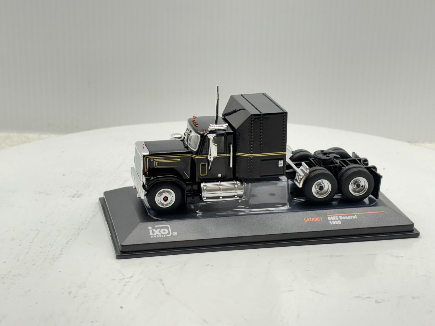 1/64 GMC General Black-Gold