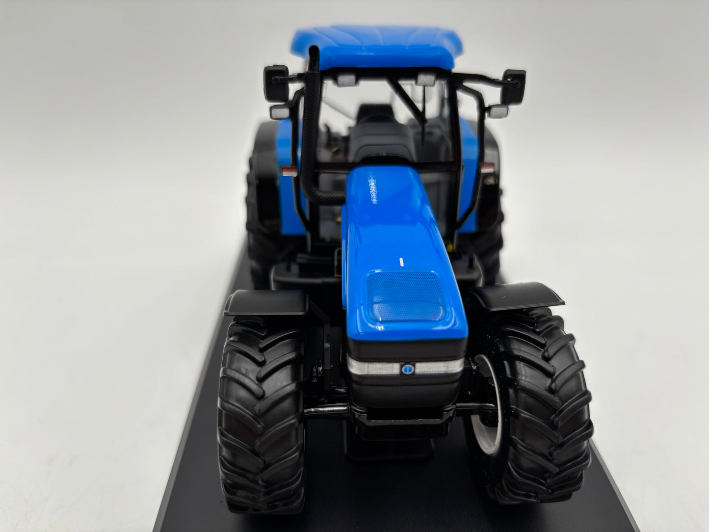 1/32 NEW HOLLAND TM 165 MFWD