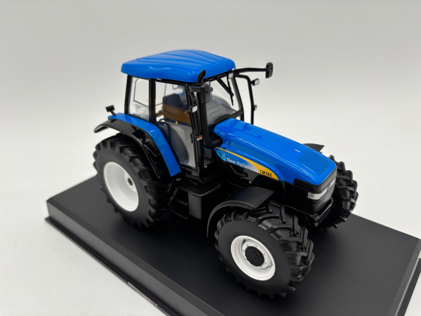 1/32 NEW HOLLAND TM 165 MFWD