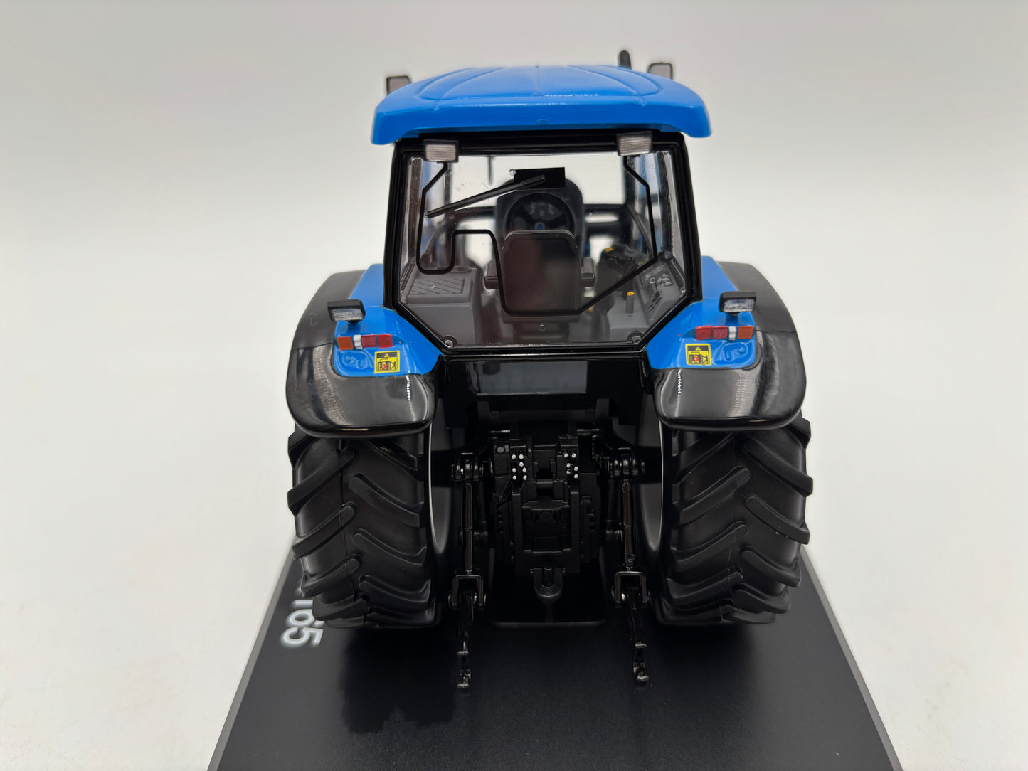 1/32 NEW HOLLAND TM 165 MFWD