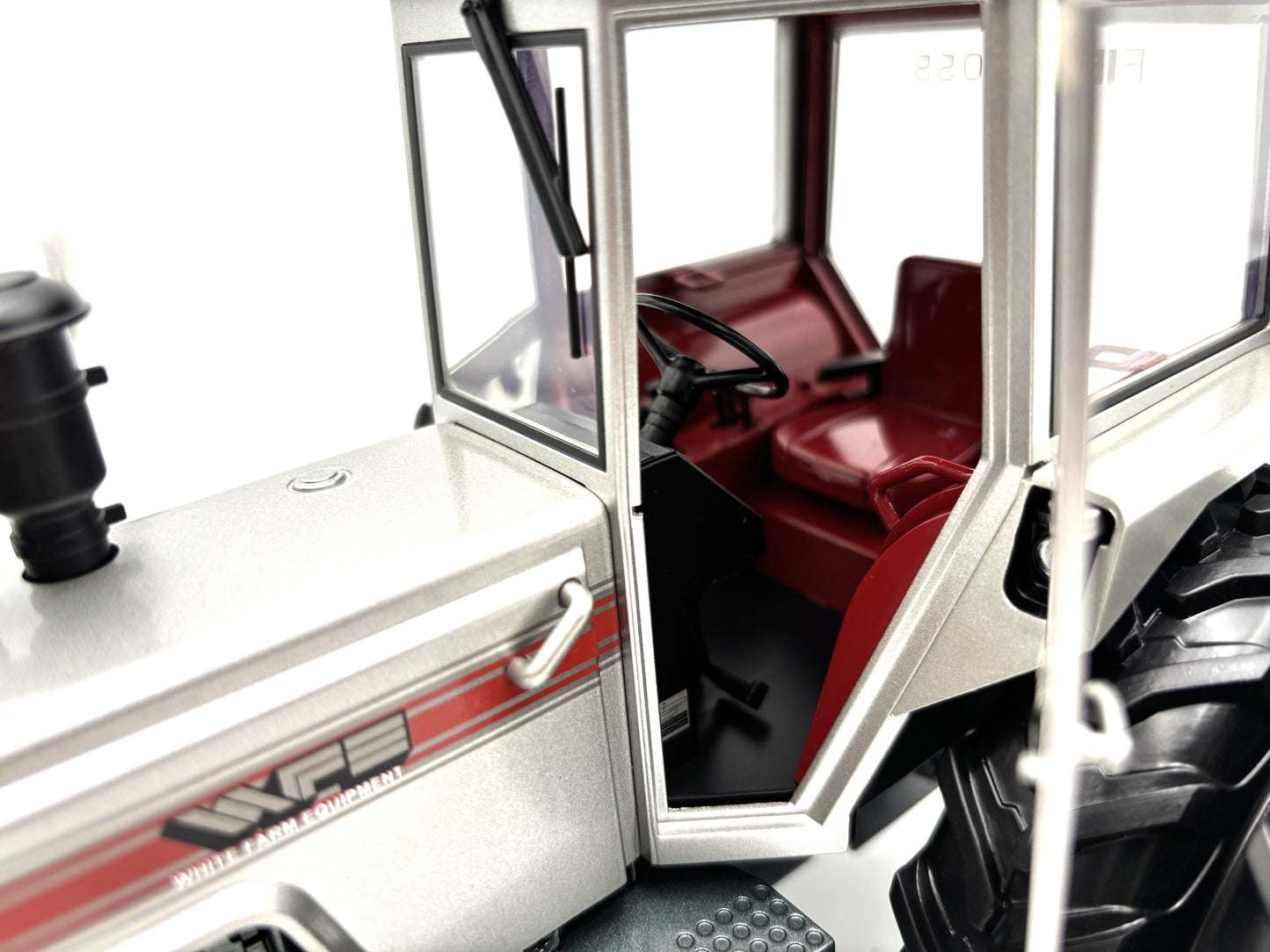 1/16 White 2-135 Red Stripe Lafayette Show