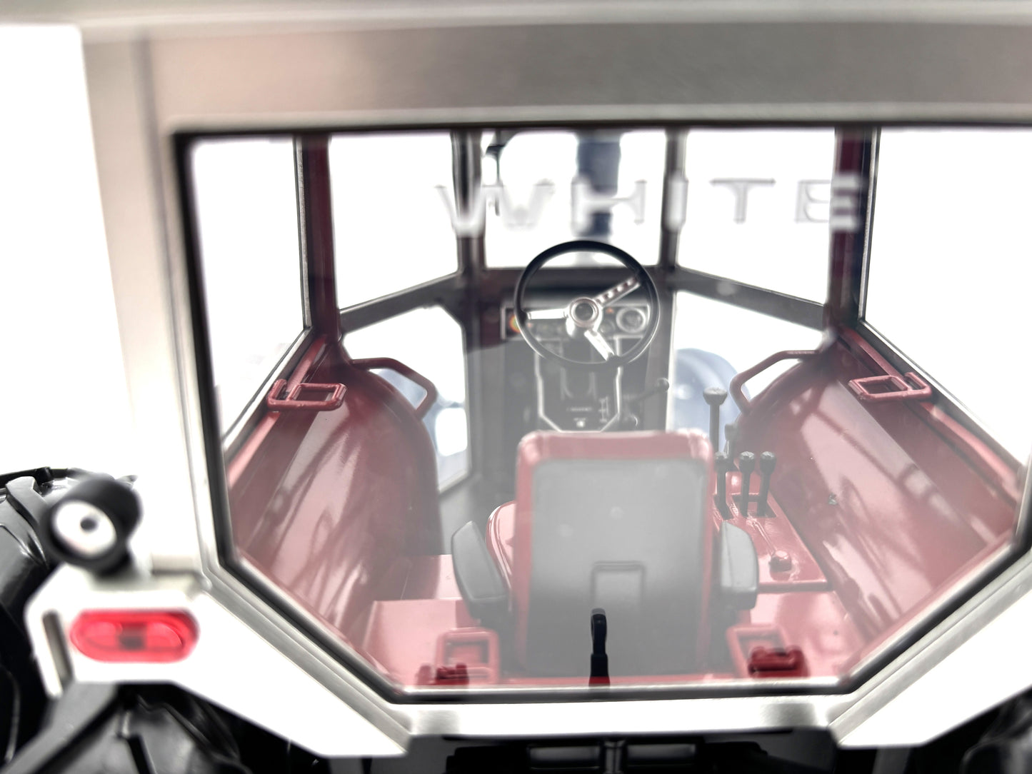 1/16 White 2-135 Silver Stripe Heartland Farm Toy Show