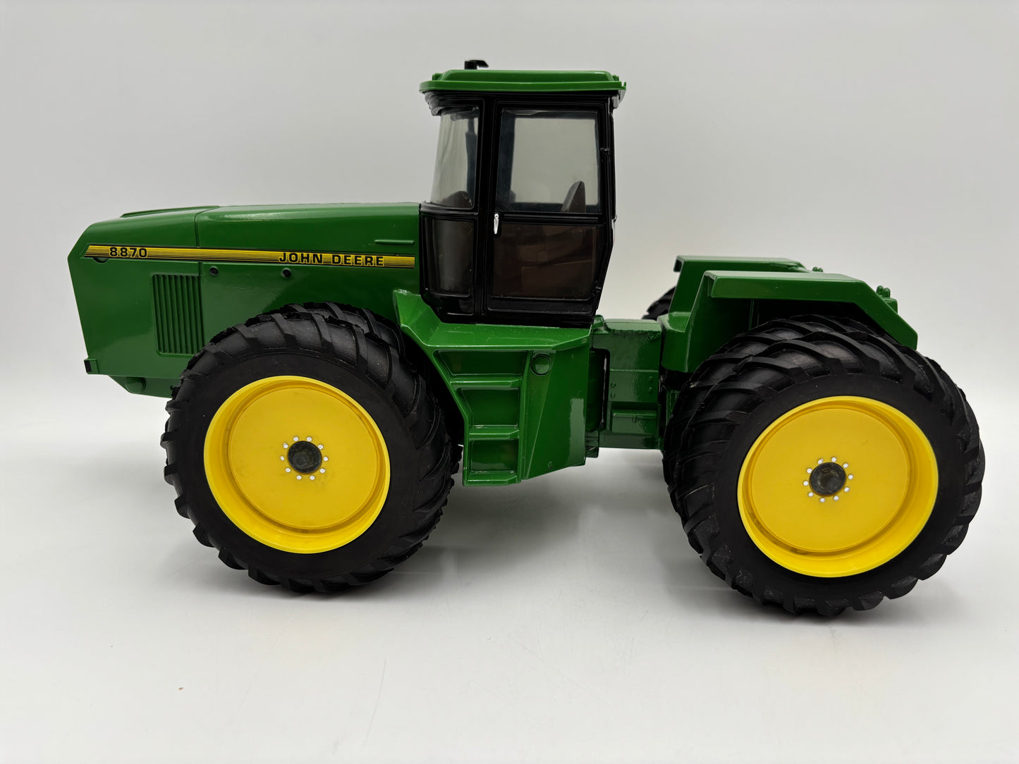 1/16th JOHN DEERE 8870 4wd