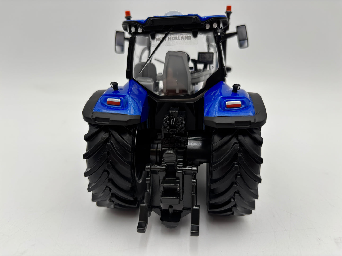 1/32 New Holland T7.300 Prestige
