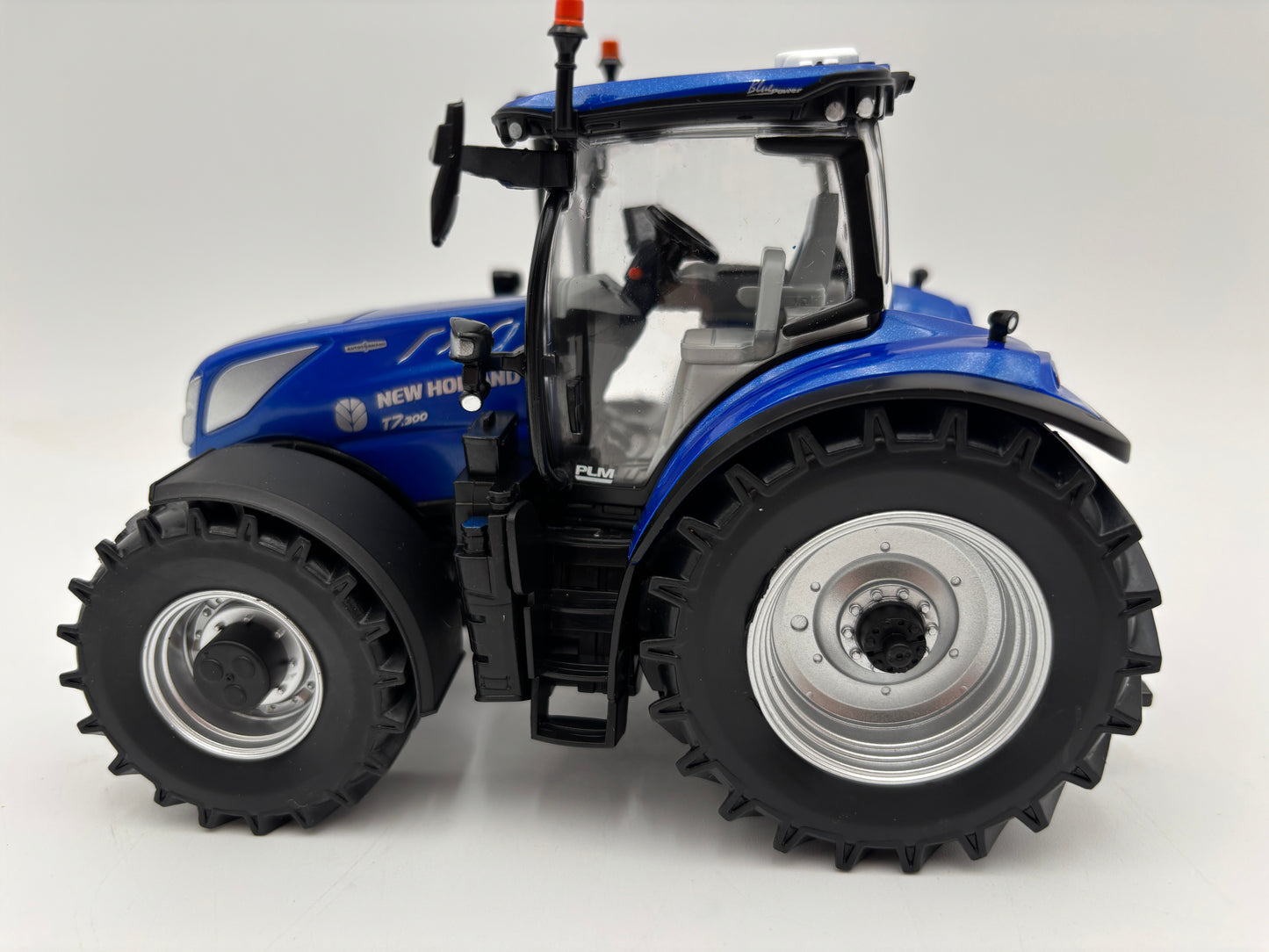 1/32 New Holland T7.300 Prestige