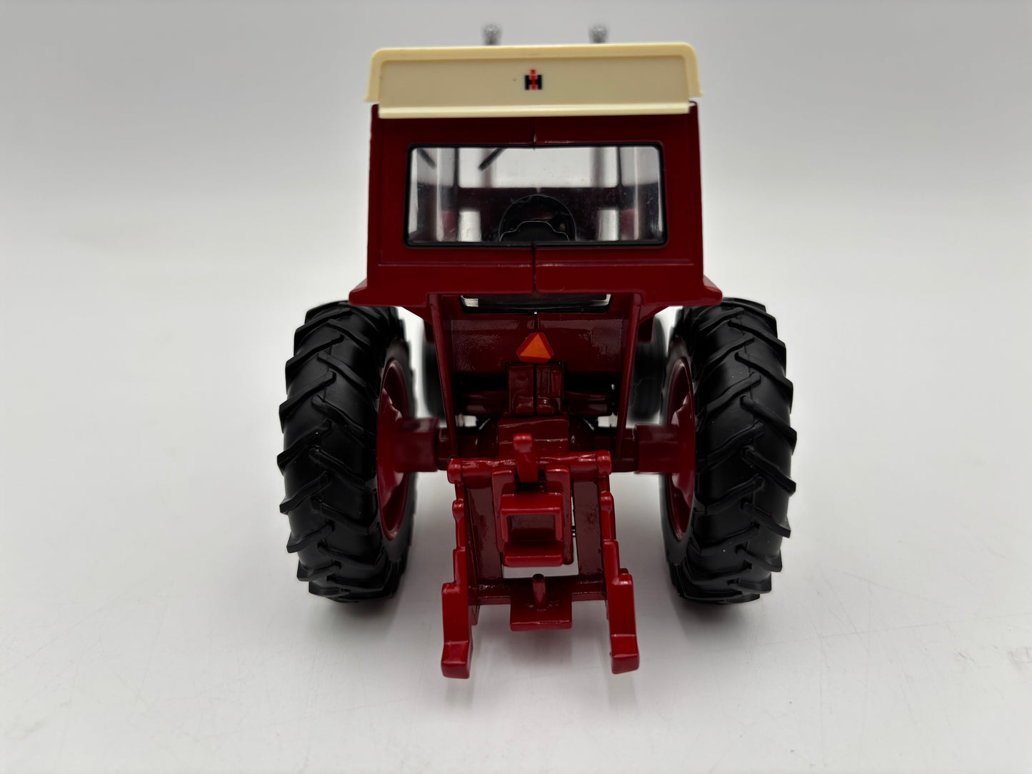 1/32 International 1568 V8 with Cab