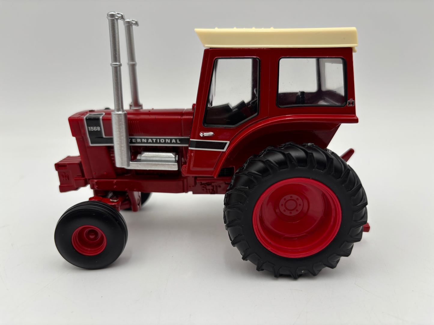 1/32 International 1568 V8 with Cab