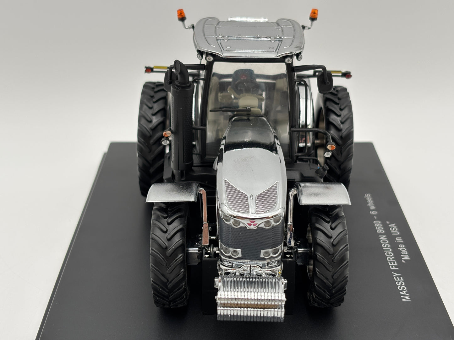1/32 Massey Ferguson 8680 North American ”Chrome”