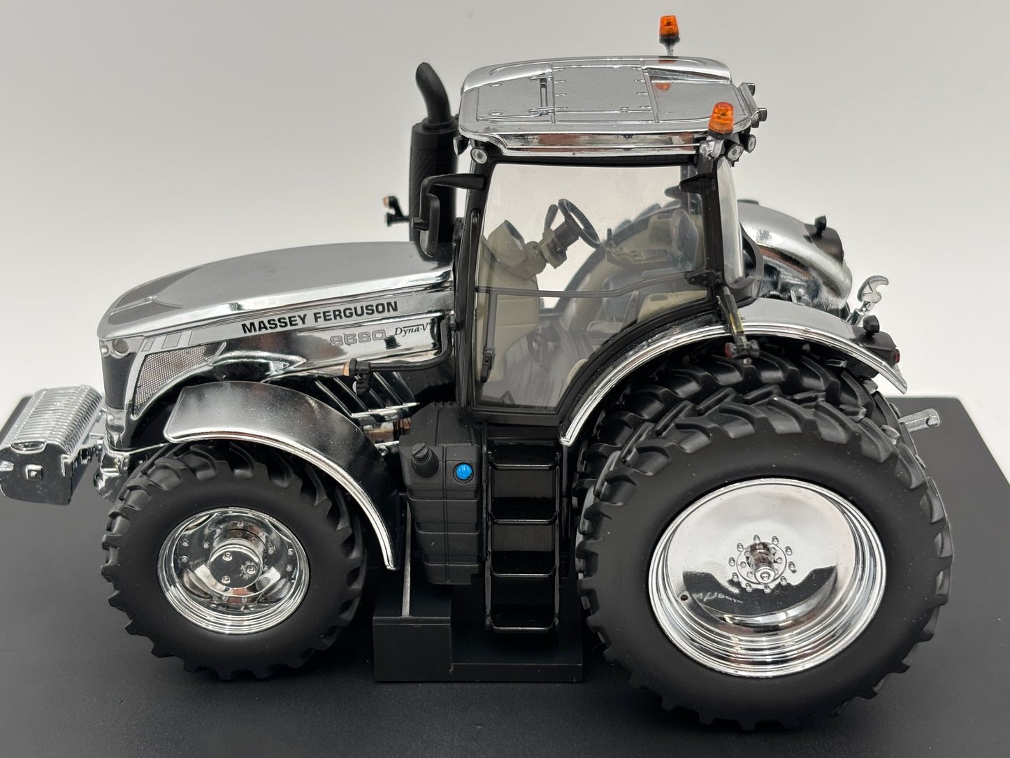 1/32 Massey Ferguson 8680 North American ”Chrome”